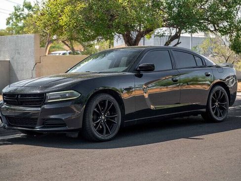 Used 2017 Dodge Charger SE w/ Blacktop Package RWD image 1