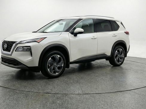 Used 2025 Nissan Rogue SV AWD/4WD image 3