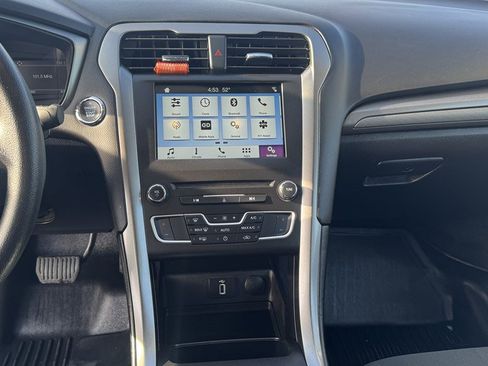 Used 2018 Ford Fusion SE w/ Fusion SE Technology Package image 19