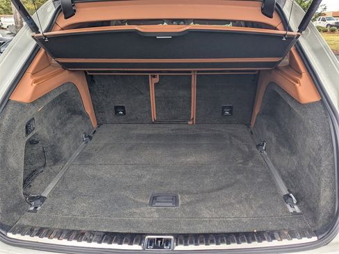Used 2019 Bentley Bentayga image 28