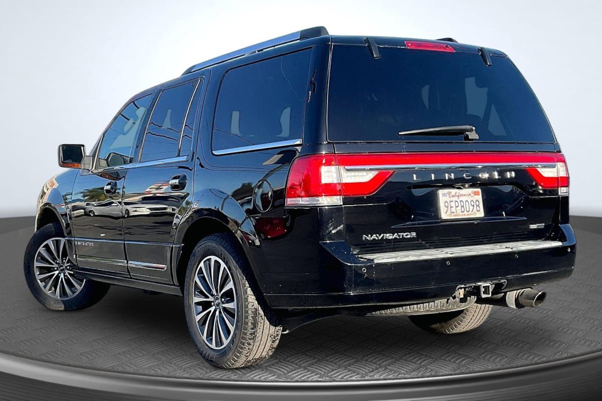 Used 2016 Lincoln Navigator Select RWD image 2