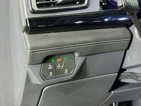 Used 2024 Volkswagen Atlas Cross Sport SE image 9