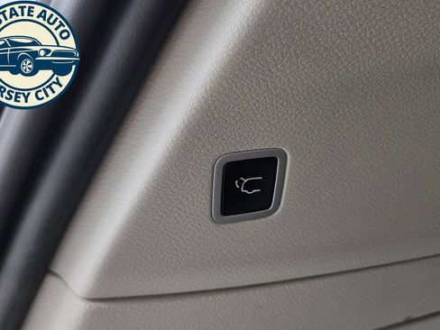 Used 2024 Chrysler Pacifica Limited FWD image 42
