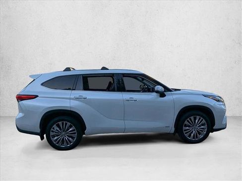 Used 2023 Toyota Highlander Platinum image 2