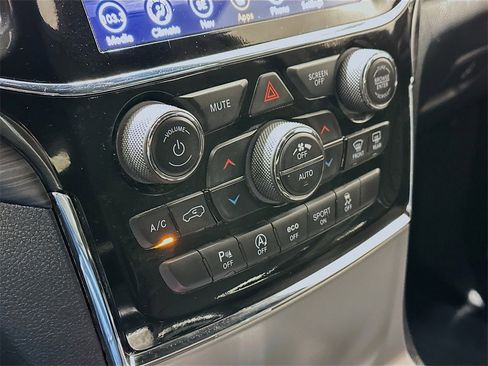 Used 2022 Jeep Grand Cherokee Laredo E image 15