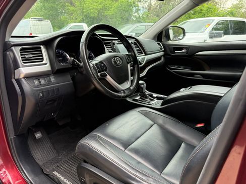 Used 2017 Toyota Highlander XLE AWD/4WD image 18