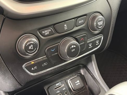 Used 2014 Jeep Cherokee Trailhawk w/ Cold Weather Group AWD/4WD image 20