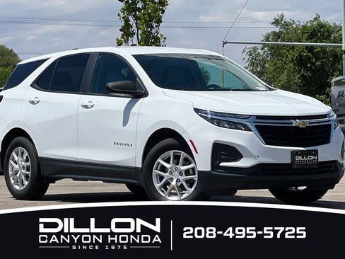 Used 2022 Chevrolet Equinox LS w/ LS Convenience Package AWD/4WD image 2