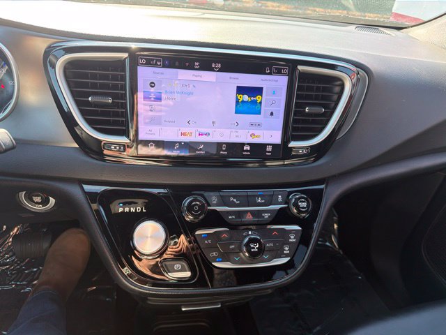 Used 2025 Chrysler Pacifica Select FWD image 12