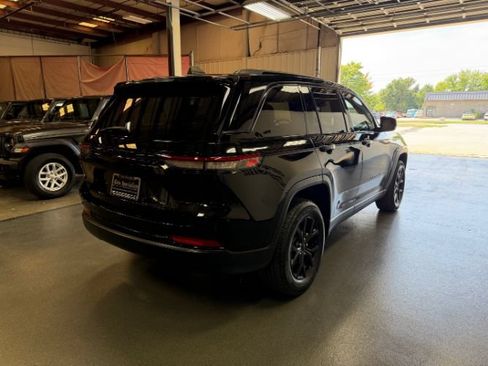 Used 2024 Jeep Grand Cherokee Altitude AWD/4WD image 5