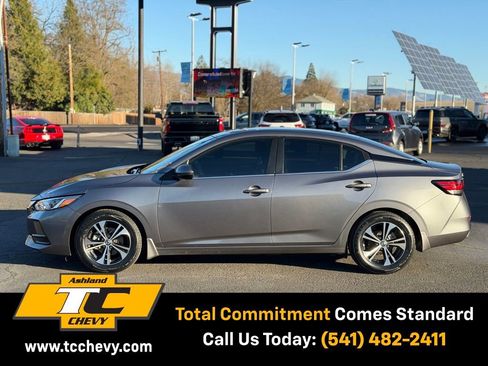 Used 2022 Nissan Sentra SV image 2