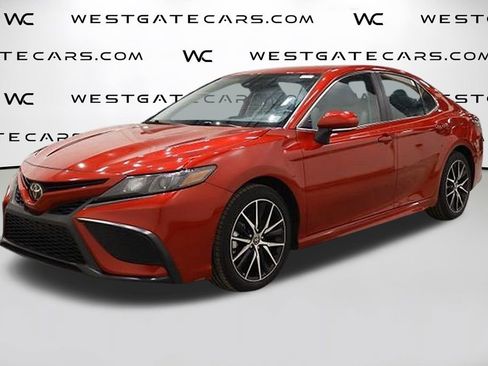 Used 2023 Toyota Camry SE image 1
