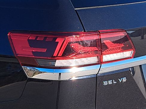 Used 2022 Volkswagen Atlas SEL R-Line image 34