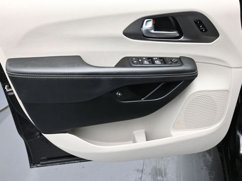 Certified 2024 Chrysler Pacifica Select image 9