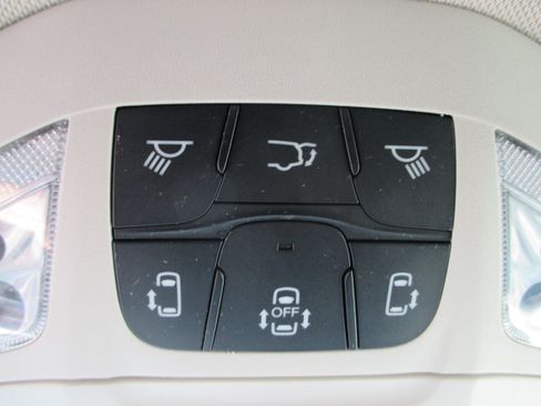 Used 2023 Chrysler Pacifica Touring-L FWD image 21