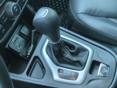 Used 2018 Jeep Cherokee Latitude Plus w/ Cold Weather Group FWD image 31