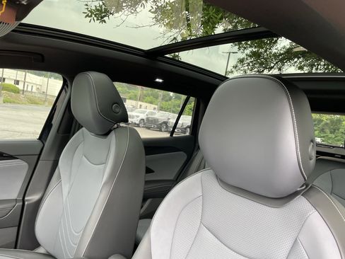 New 2026 Volkswagen Tiguan SE R-Line FWD image 16