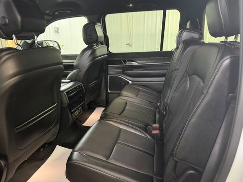 Used 2024 Jeep Wagoneer L Series II w/ Flexible Seating Group AWD/4WD image 14