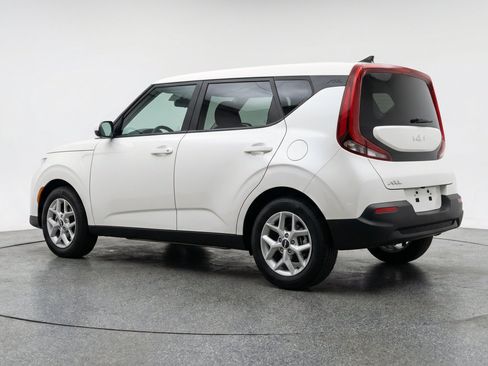 Used 2025 Kia Soul LX w/ LX Technology Package FWD image 6