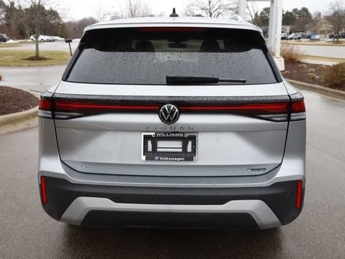 Used 2025 Volkswagen Tiguan SE w/ Panoramic Sunroof Package AWD/4WD image 4