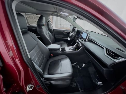 Used 2025 Toyota RAV4 XLE Premium image 31