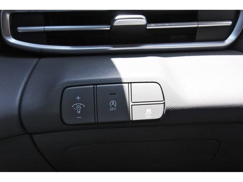 Certified 2025 Hyundai Elantra SE FWD image 22