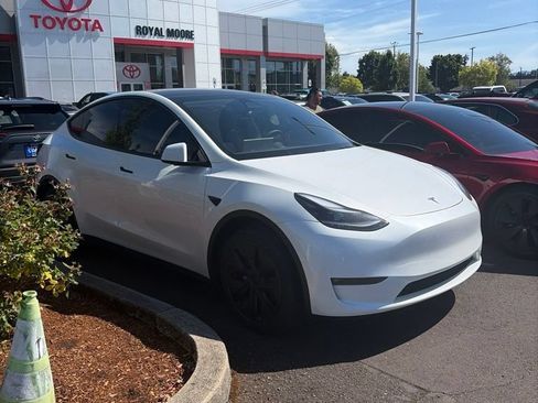 Used 2025 Tesla Model Y Long Range AWD/4WD image 3