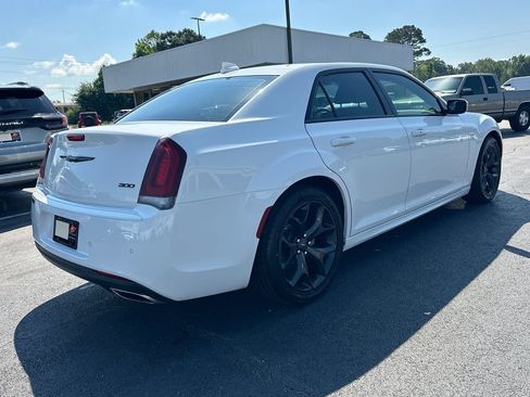 Used 2022 Chrysler 300 Touring L RWD image 6
