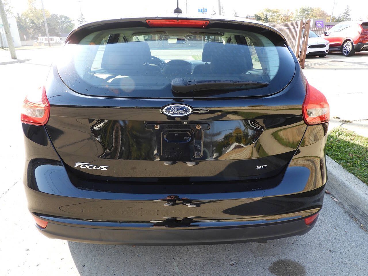 Used 2018 Ford Focus SE w/ Cold Weather Package FWD image 7