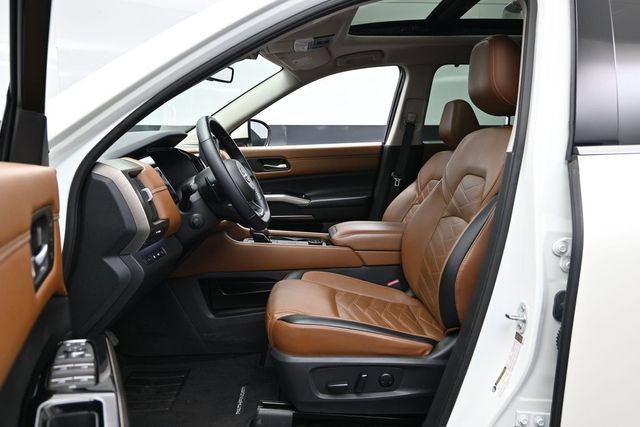 Used 2024 Nissan Pathfinder Platinum w/ Cargo Package AWD/4WD image 19