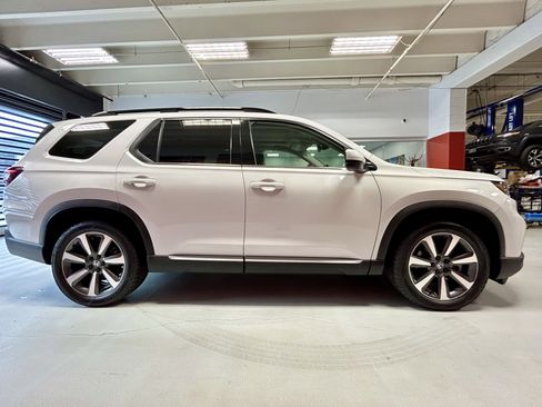 Used 2025 Honda Pilot Touring image 11