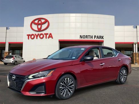 Used 2025 Nissan Altima 2.5 SV image 1