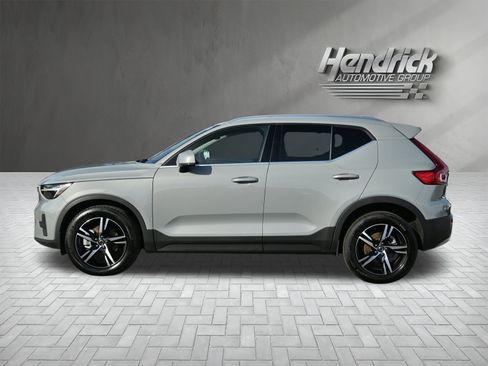 Used 2025 Volvo XC40 B5 Core image 10