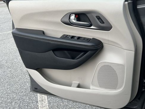 Used 2021 Chrysler Pacifica Touring-L image 17