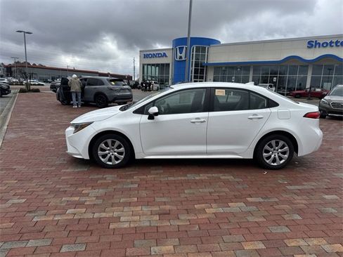 Used 2020 Toyota Corolla LE image 3