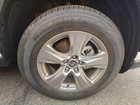 Certified 2025 Toyota RAV4 XLE AWD/4WD image 4