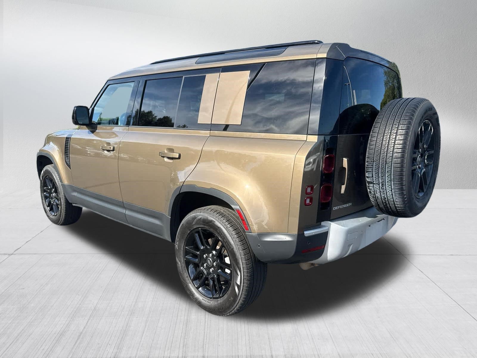 Used 2025 Land Rover Defender 110 S AWD/4WD image 3