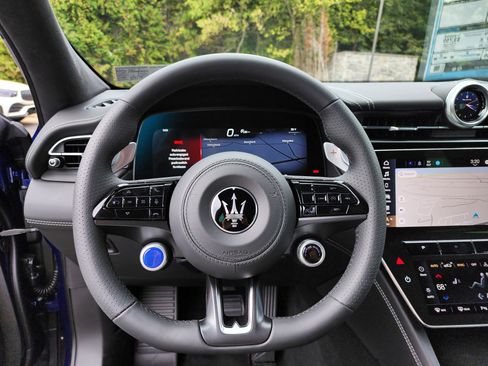 New 2025 Maserati Grecale GT image 17