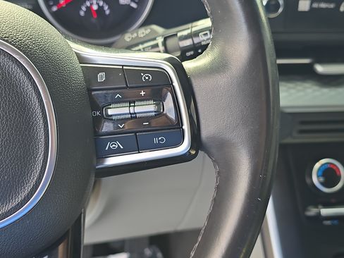 Used 2023 Kia Carnival LX FWD image 32