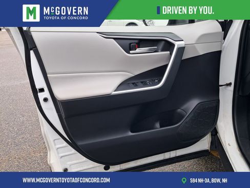 Used 2021 Toyota RAV4 XLE w/ Convenience Package image 13