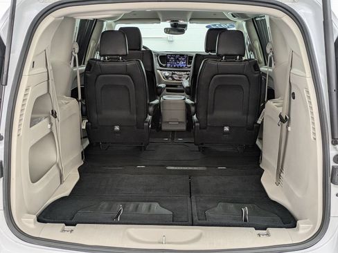 Used 2024 Chrysler Pacifica Touring-L FWD image 14