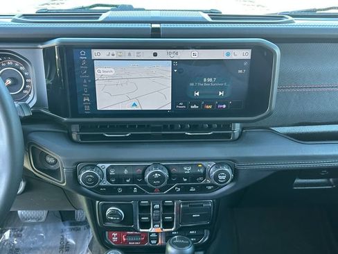 Used 2025 Jeep Gladiator Rubicon AWD/4WD image 16