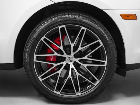 Certified 2024 Porsche Macan S AWD/4WD image 13