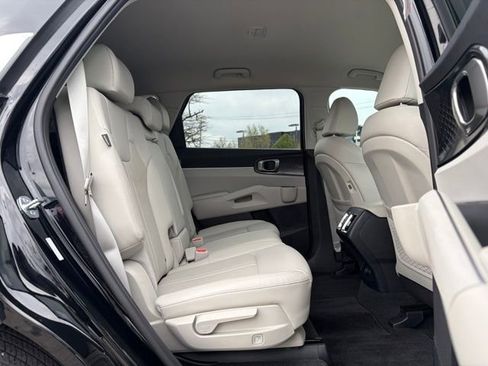 Used 2025 Kia Sorento S image 3