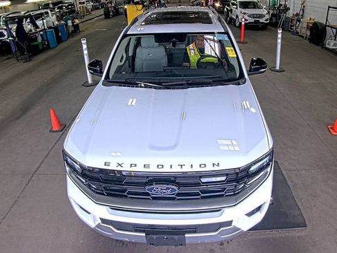 Used 2025 Ford Expedition Max Platinum image 2