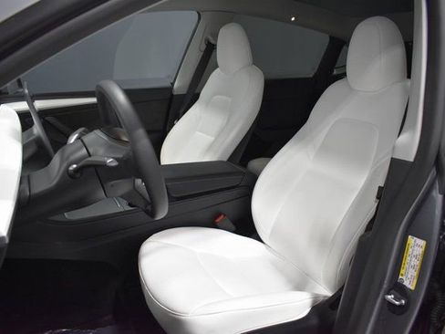 Used 2025 Tesla Model Y Long Range image 5