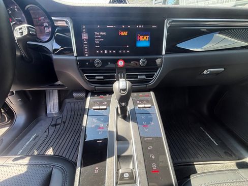 Certified 2024 Porsche Macan image 16