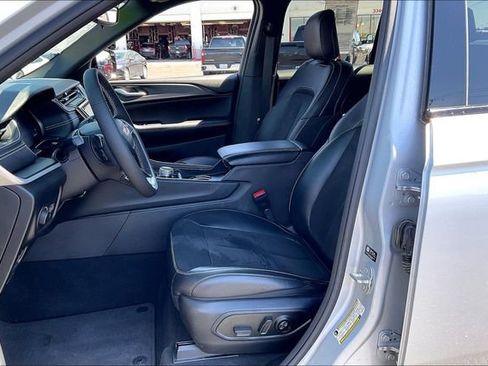 Used 2023 Jeep Grand Cherokee Altitude AWD/4WD image 27