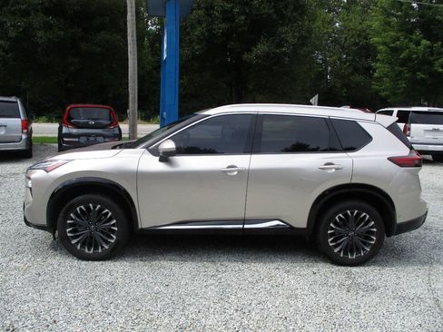 Used 2024 Nissan Rogue Platinum w/ Platinum Premium Package FWD image 2
