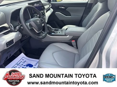 Used 2024 Toyota Highlander XLE AWD/4WD image 13